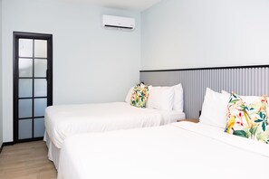 Tabla de planchar con plancha, wifi gratis, ropa de cama