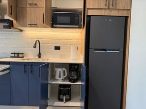 Kühlschrank, Mikrowelle, Wasserkocher mit Kaffee-/Teezubehör