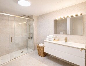 Douche, sèche-cheveux, serviettes fournies, savon