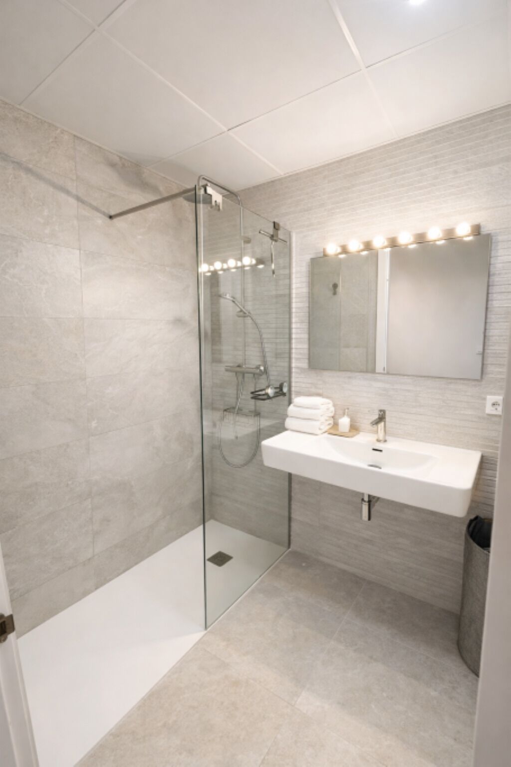 Een douche, een haardroger, handdoeken, zeep