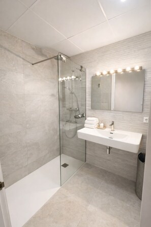 Een douche, een haardroger, handdoeken, zeep