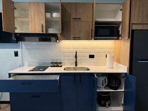 Refrigerador, microondas, cafetera/tetera, tetera/pava eléctrica