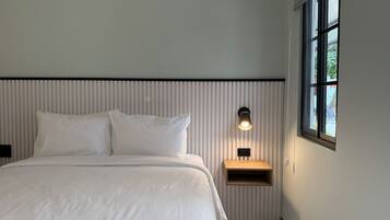 Tabla de planchar con plancha, wifi gratis y ropa de cama