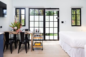 Tabla de planchar con plancha, wifi gratis y ropa de cama 