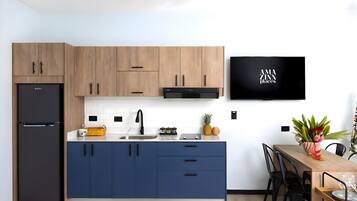 Kühlschrank, Mikrowelle, Wasserkocher mit Kaffee-/Teezubehör