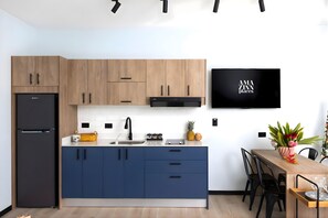 Refrigerador, microondas, cafetera y tetera y tetera eléctrica 