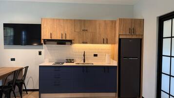 Refrigerador, microondas, cafetera/tetera, tetera/pava eléctrica