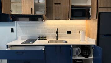 Refrigerador, microondas, cafetera/tetera, tetera/pava eléctrica