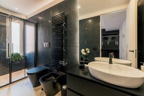 Een douche, een haardroger, een bidet, handdoeken