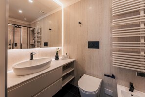 Een douche, een haardroger, een bidet, handdoeken