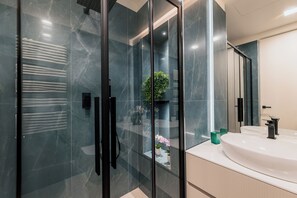 Een douche, een haardroger, een bidet, handdoeken