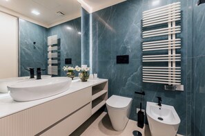 Een douche, een haardroger, een bidet, handdoeken
