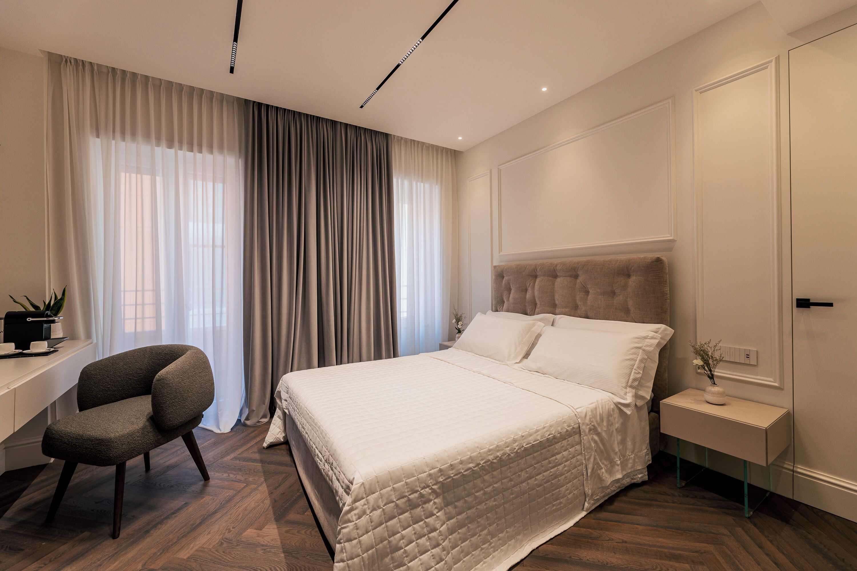 Tabla de planchar con plancha, wifi y ropa de cama 