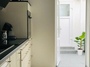Kühlschrank, Ofen, Geschirrspüler, Kochgeschirr/Geschirr/Besteck