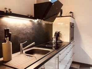 Kühlschrank, Ofen, Geschirrspüler, Kochgeschirr/Geschirr/Besteck