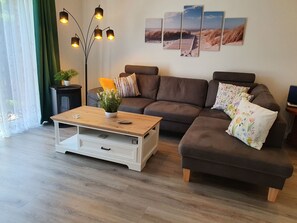 Een televisie en een open haard