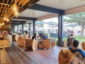 Outdoor dining - Komfortable Ferienwohnung in Ostseebad Damp mit Großer Terrasse by Interhome (Damp)