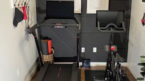 Ein Heimfitnessraum mit Trainingsgeräten, Laufband und Ergometer.