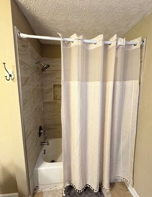 Secadora de cabello, toallas, jabón, papel de baño 