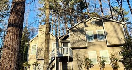Cinéluxe Retreat- Spacious 4bd Retreat Nestled in Nature & Quiet Nature