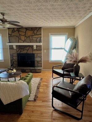 TV, fireplace