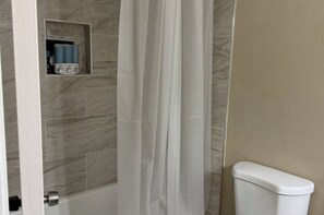 Secador de cabelo, toalhas de banho, sabonete, papel higiênico