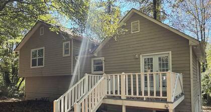 Cinéluxe Retreat- Spacious 4bd Retreat Nestled in Nature & Quiet Nature