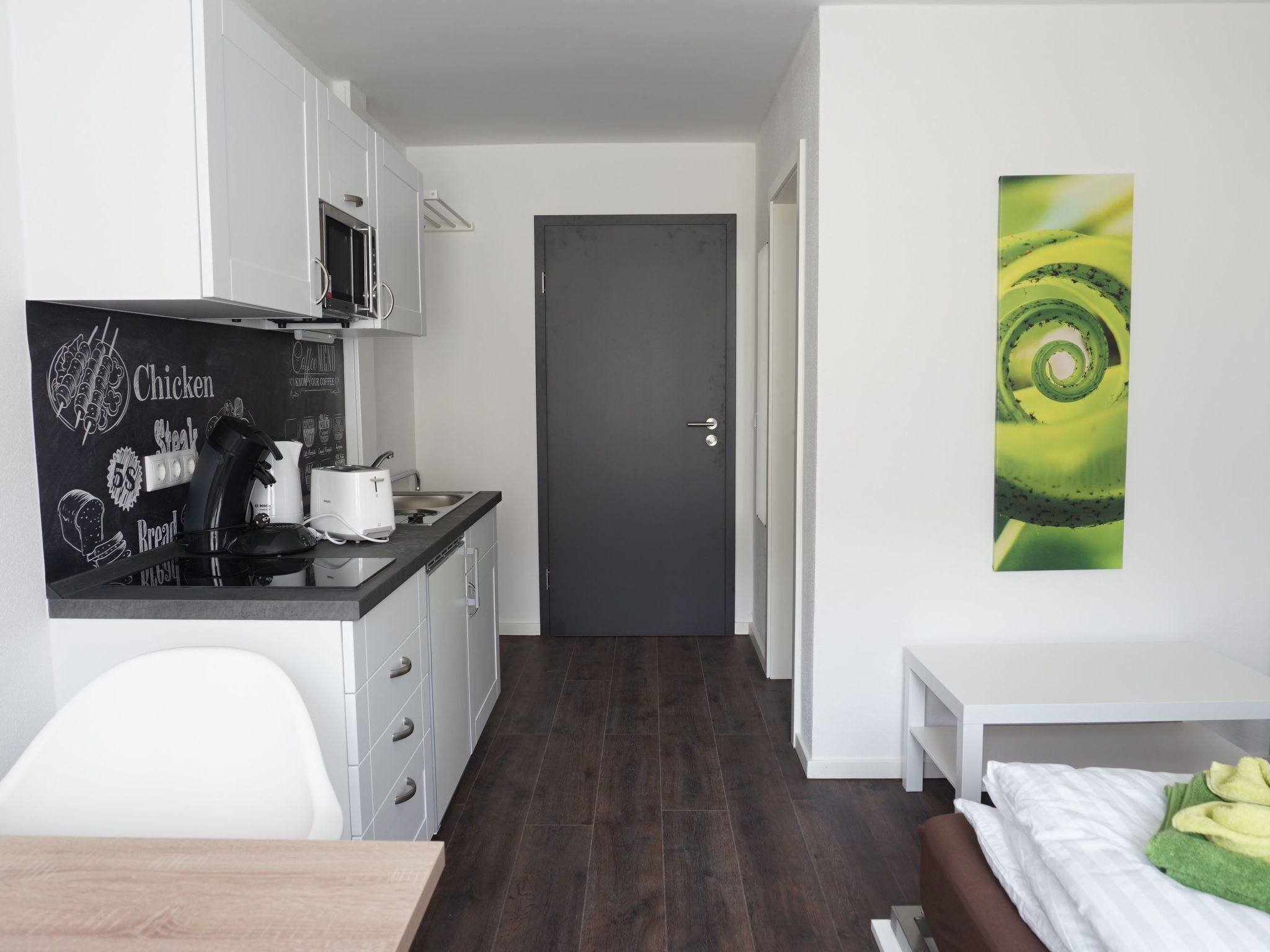 Kühlschrank, Mikrowelle, Kochgeschirr/Geschirr/Besteck