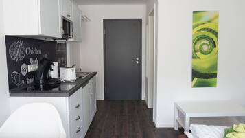 Kühlschrank, Mikrowelle, Kochgeschirr/Geschirr/Besteck