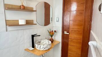 Douche, sĂšche-cheveux, serviettes fournies, savon
