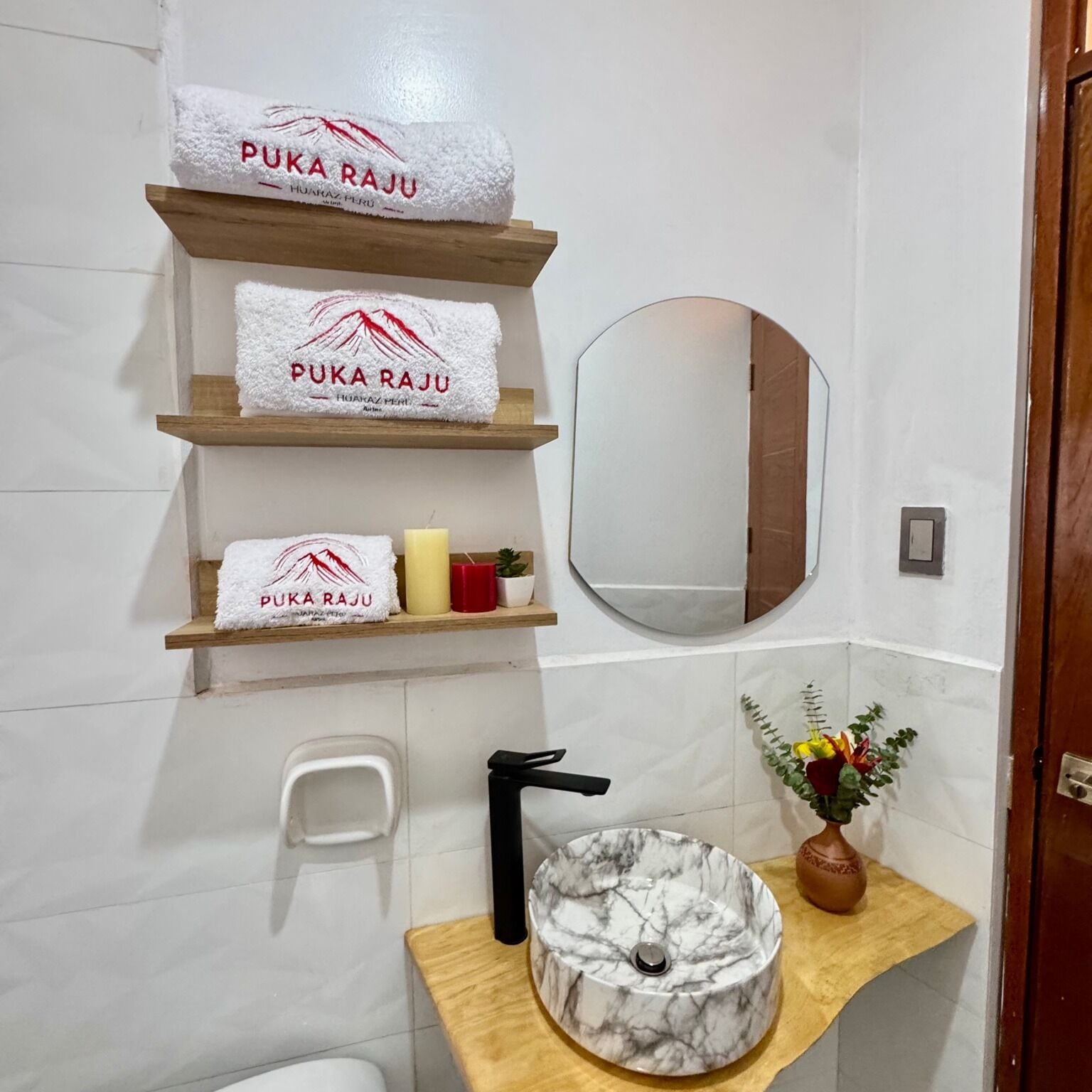 Douche, sèche-cheveux, serviettes fournies, savon