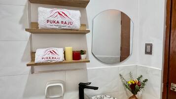 Douche, sĂšche-cheveux, serviettes fournies, savon