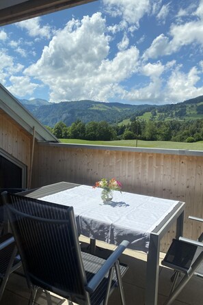 Outdoor dining - Neue Ferienwohnung in Schwarzenberg mit Garten und Grill by Interhome (Schwarzenberg)