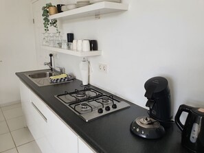 Refrigerador, microondas y utensilios de cocina 