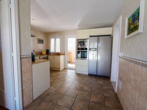 Kühlschrank, Mikrowelle, Ofen, Geschirrspüler