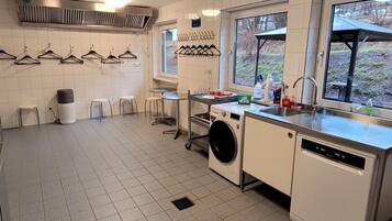 Kühlschrank, Geschirrspüler, Kochgeschirr/Geschirr/Besteck