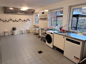 Kühlschrank, Geschirrspüler, Kochgeschirr/Geschirr/Besteck