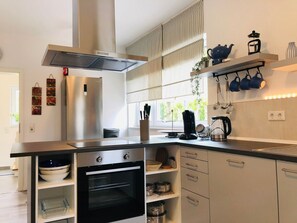 Kühlschrank, Ofen, Geschirrspüler, Kochgeschirr/Geschirr/Besteck