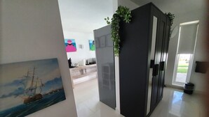 Un interior moderno con una zona de cocina, una mesa de comedor y un ventanal grande.