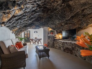 TV - Spektakuläre Höhle mit zwei großen Terrassen am Meer by Interhome (Radazul)