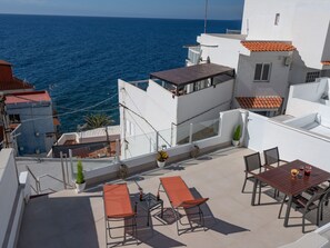 Outdoor dining - Spektakuläre Höhle mit zwei großen Terrassen am Meer by Interhome (Radazul)