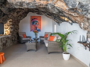 Interior - Spektakuläre Höhle mit zwei großen Terrassen am Meer by Interhome (Radazul)
