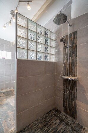 Towels - Spektakuläre Höhle mit zwei großen Terrassen am Meer by Interhome (Radazul)