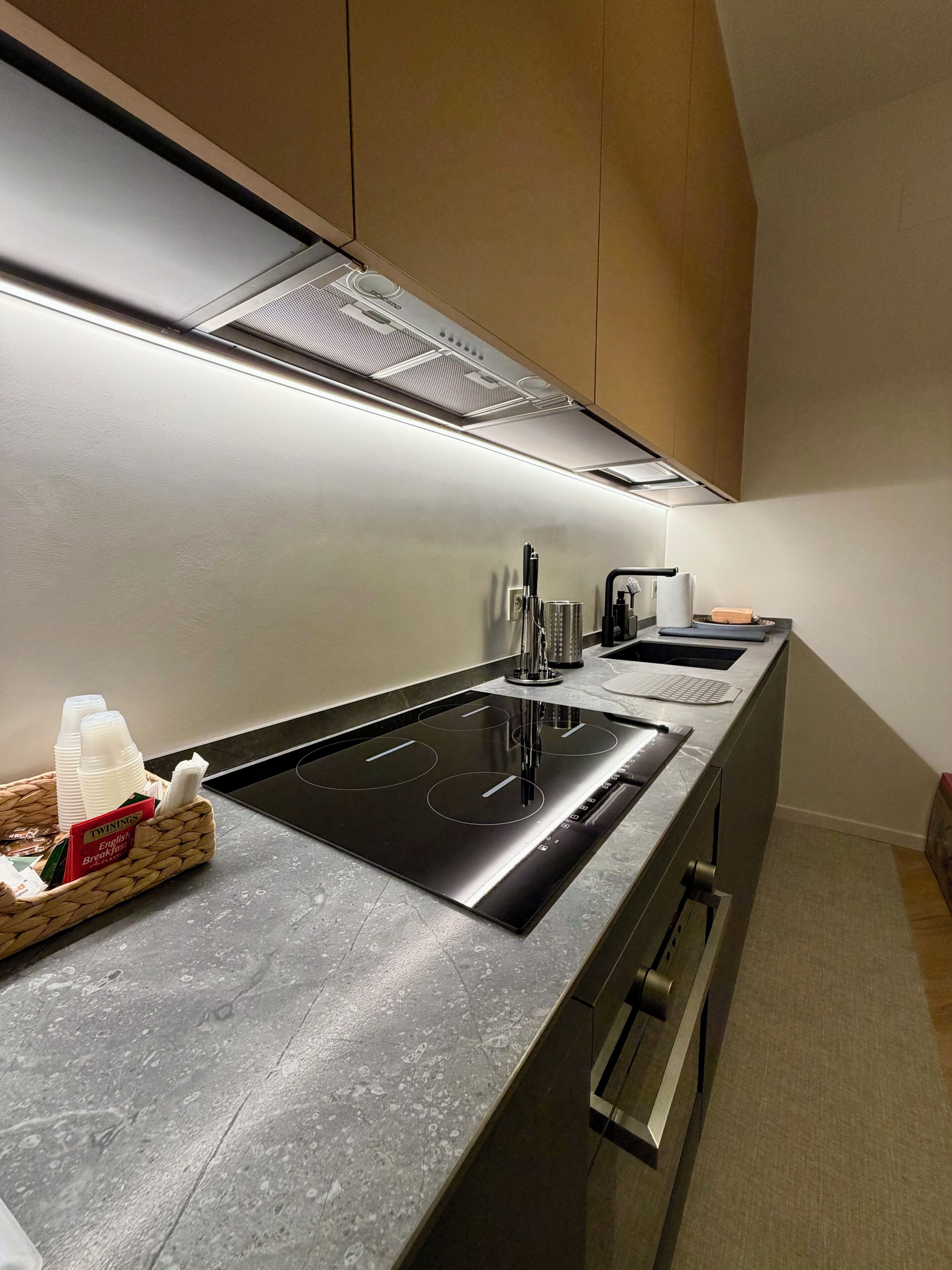 Kühlschrank, Ofen, Herdplatte, Geschirrspüler
