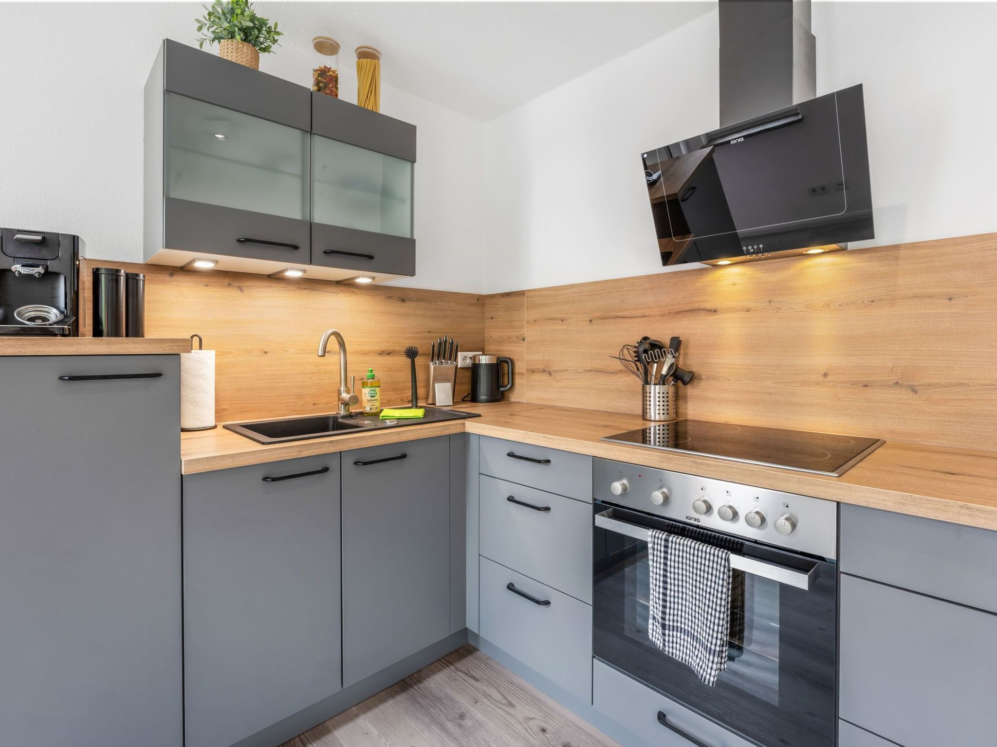 Kühlschrank, Ofen, Kochgeschirr/Geschirr/Besteck