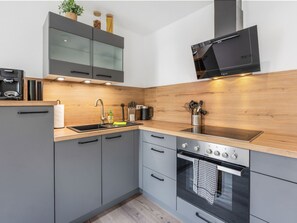 Kühlschrank, Ofen, Kochgeschirr/Geschirr/Besteck