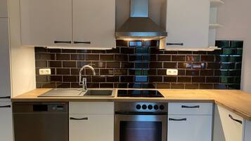 Fridge, oven, dishwasher, cookware/dishes/utensils