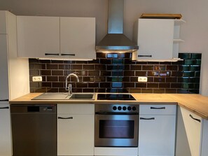 Fridge, oven, dishwasher, cookware/dishes/utensils - traumhaft ruhige Ferienwohnung mit großem süd-west Garten in Strandnähe by Interhome (Börgerende)