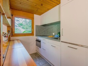 Frigorífico, horno, lavavajillas y utensilios de cocina