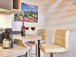 Dining - Appartement in Garmisch-Partenkirchen mit Großem Balkon by Interhome (Garmisch-Partenkirchen)